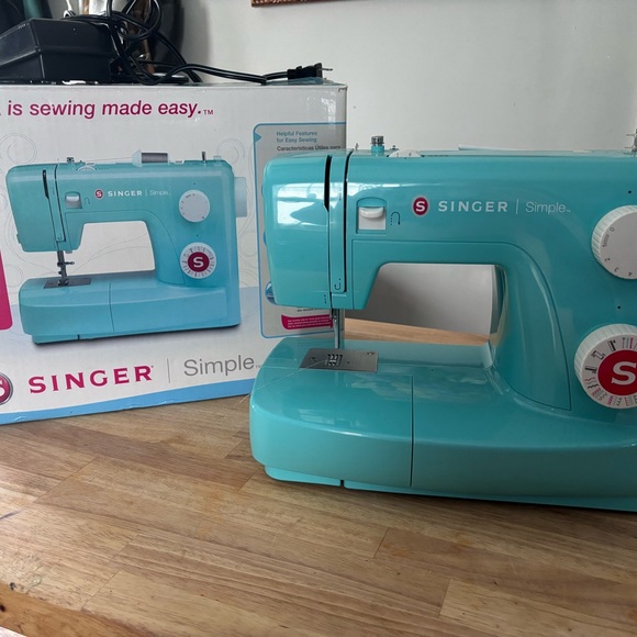 Singer Simple Sewing machine - Picture 3 of 4